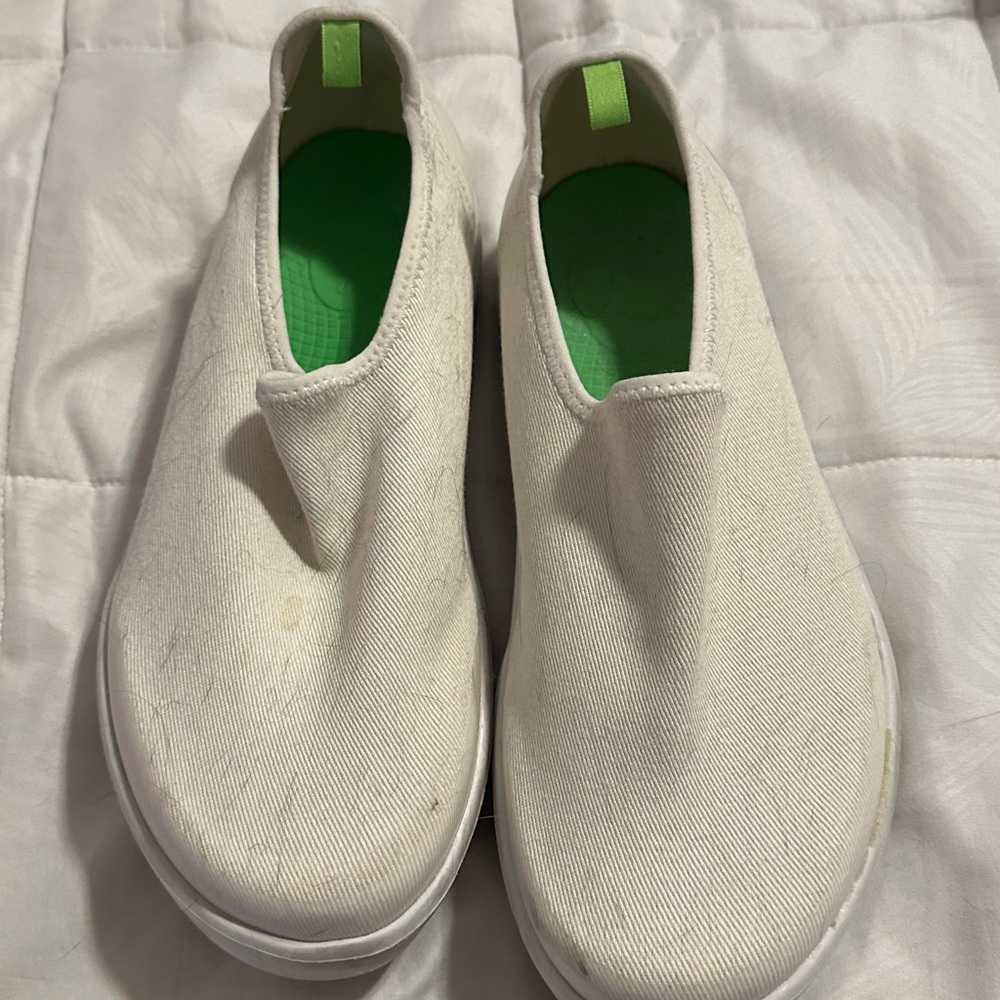Gently used 8.5 oofos white slip on shoes